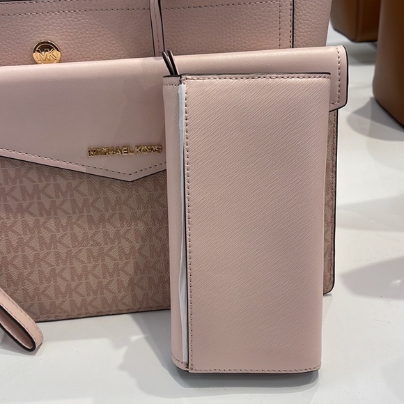 Michael Kors Mimi Large Saffiano Leather Bi-Fold Continental Wallet
Pawder Blush - Picture 5 of 16